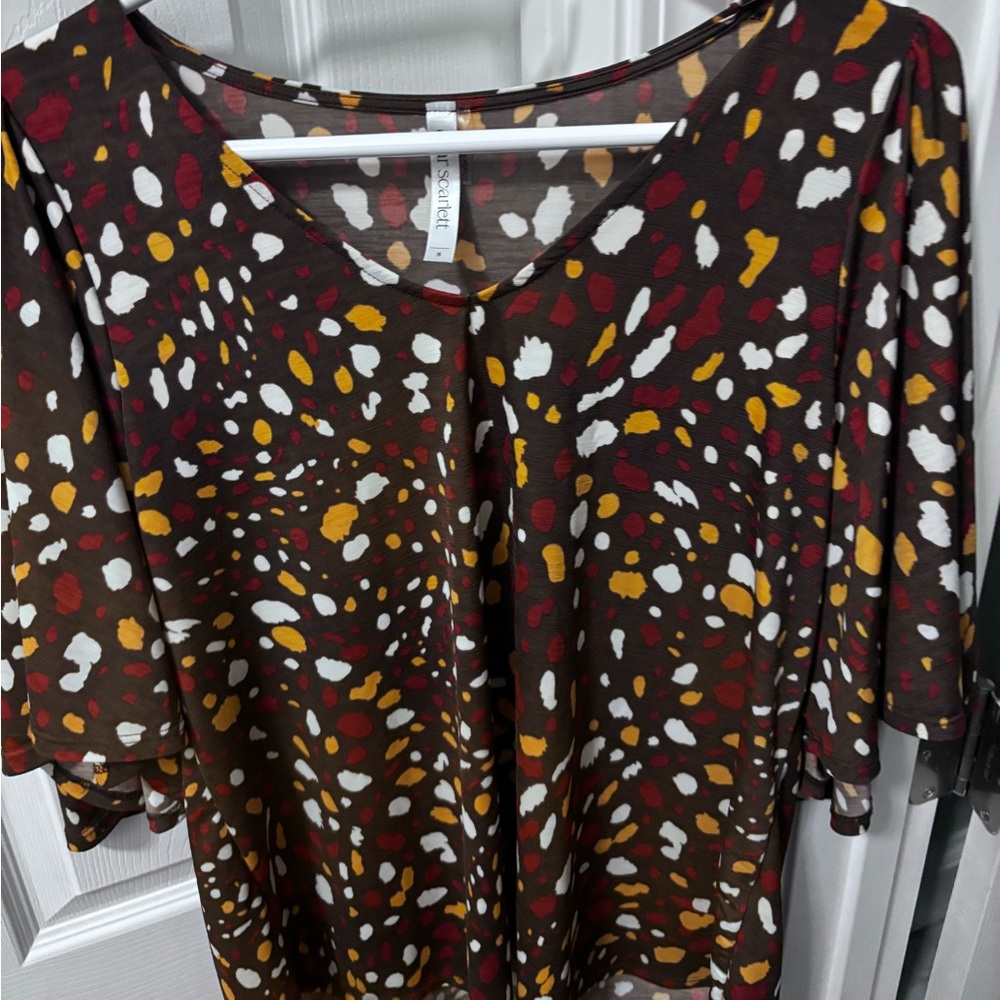 **4/$10 Dear Scarlett wrinkle free v-neck blouse size small.  Perfect condition!